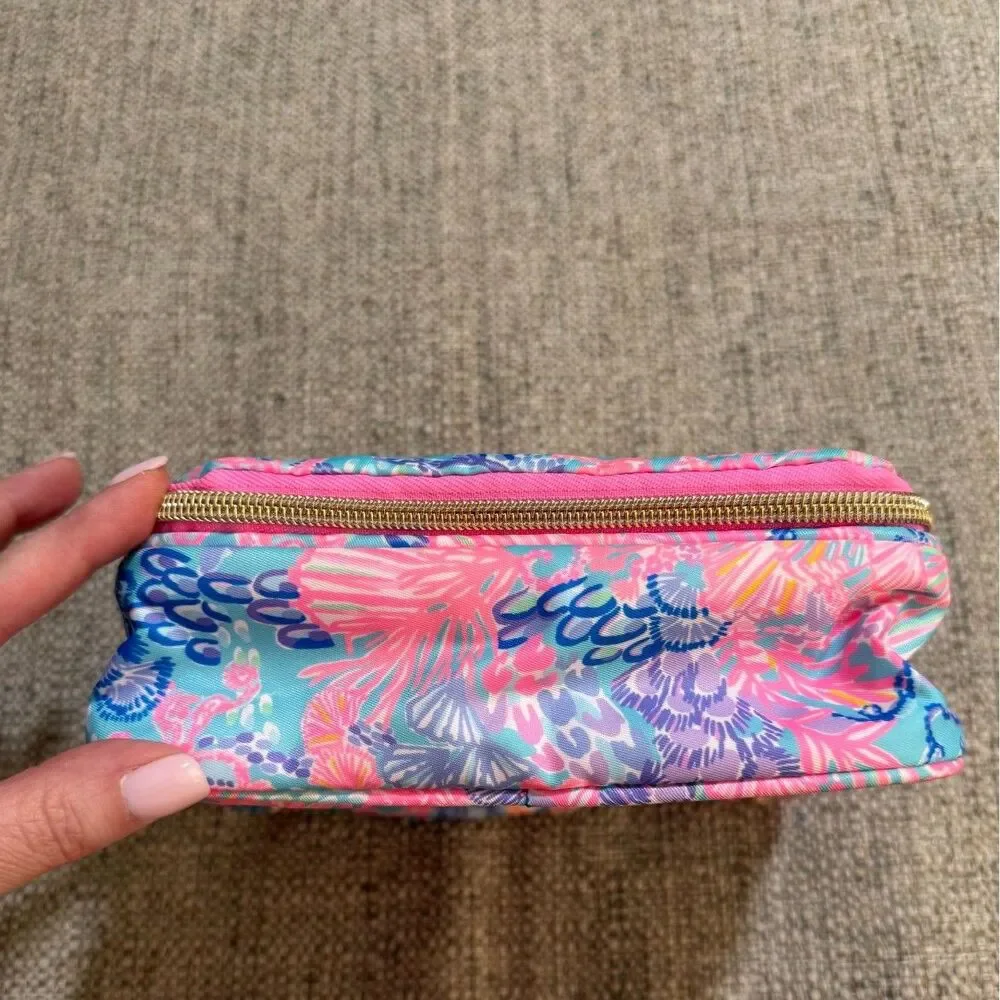 Lilly Pulitzer Hanging Travel Case Splendor In The Sand Pink Seashell Print